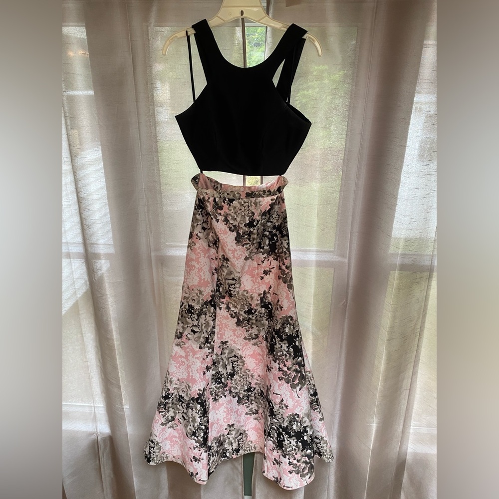 Caché Prom Dress - Picture 2 of 6